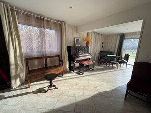 TV, fireplace