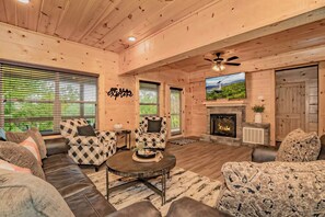 TV - Discover the perfect mountain retreat at Peaks for Itself. This spacious 4-bedro (Sevierville)