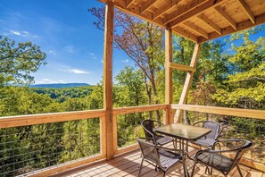 Outdoor dining - Discover the perfect mountain retreat at Peaks for Itself. This spacious 4-bedro (Sevierville)