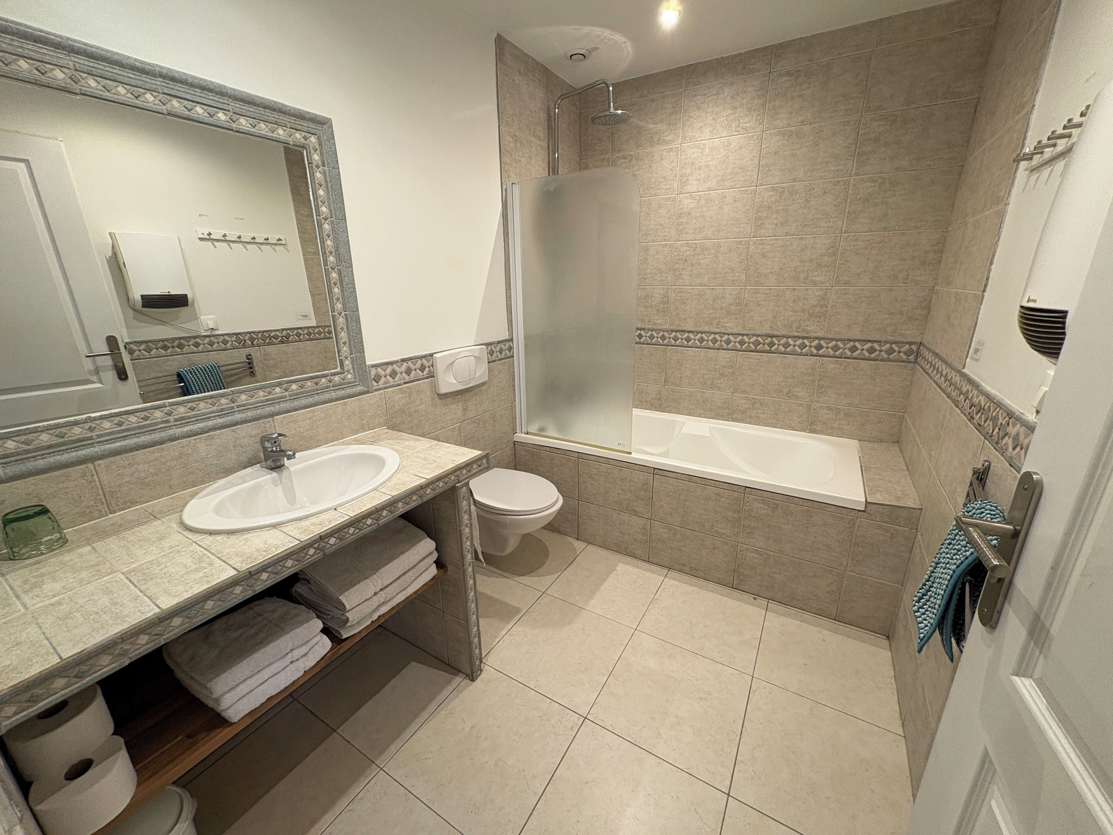 Sèche-cheveux, serviettes fournies, savon, papier toilette