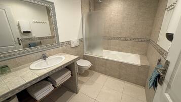 SĂšche-cheveux, serviettes fournies, savon, papier toilette