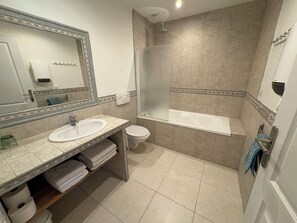 Hair dryer, towels, soap, toilet paper - Gîte Maguelone (Lavérune)