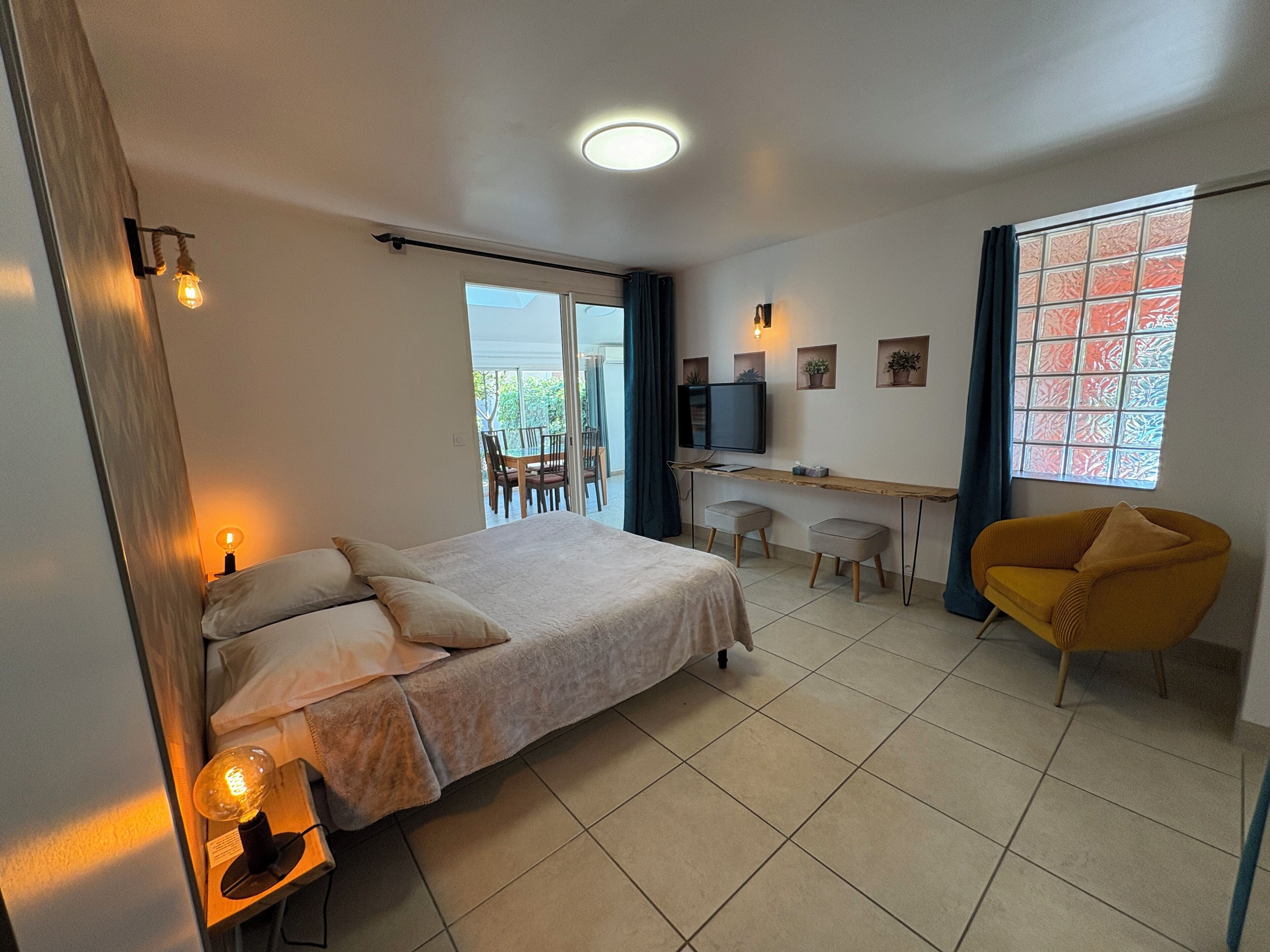 Iron/ironing board, WiFi, bed sheets