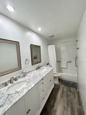 Hair dryer, towels, soap, toilet paper - Vacation home, Pool, Gazebo, yard. Entire home in Gainesville, Florida (Gainesville)
