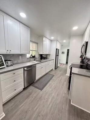 Private kitchen - Vacation home, Pool, Gazebo, yard. Entire home in Gainesville, Florida (Gainesville)