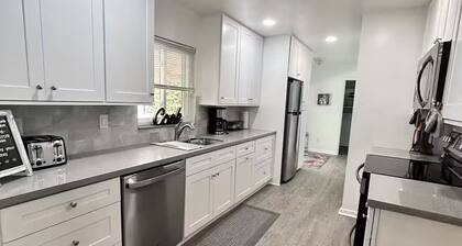 Vacation home, Pool, Gazebo, yard. Entire home in Gainesville, Florida