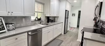 Vacation home, Pool, Gazebo, yard. Entire home in Gainesville, Florida