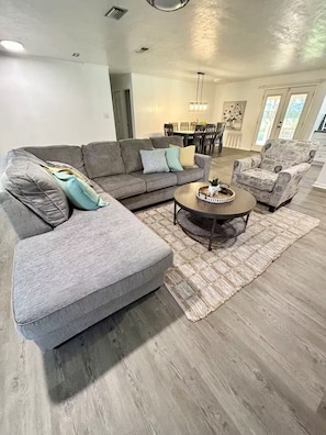 Living area - Vacation home, Pool, Gazebo, yard. Entire home in Gainesville, Florida (Gainesville)