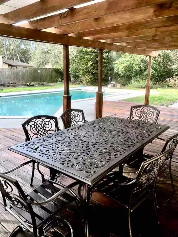 Outdoor dining - Vacation home, Pool, Gazebo, yard. Entire home in Gainesville, Florida (Gainesville)