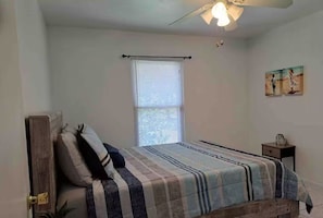 Iron/ironing board, WiFi, bed sheets - Vacation home, Pool, Gazebo, yard. Entire home in Gainesville, Florida (Gainesville)