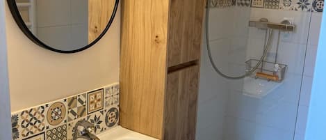 Dusche, HandtĂŒcher, Toilettenpapier