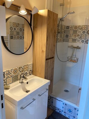 Douche, serviettes fournies, papier toilette