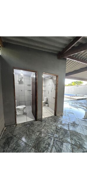 Bathroom - Two houses within the yard, plus a shed and ample space for parties and fun. (Itanhaém)