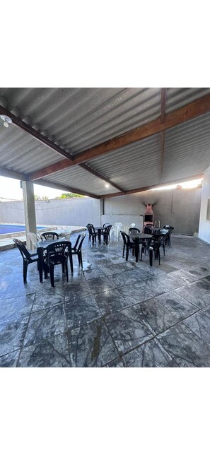 Outdoor dining - Two houses within the yard, plus a shed and ample space for parties and fun. (Itanhaém)