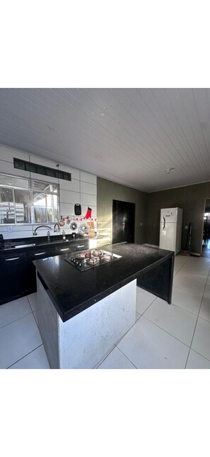 Private kitchen - Two houses within the yard, plus a shed and ample space for parties and fun. (Itanhaém)