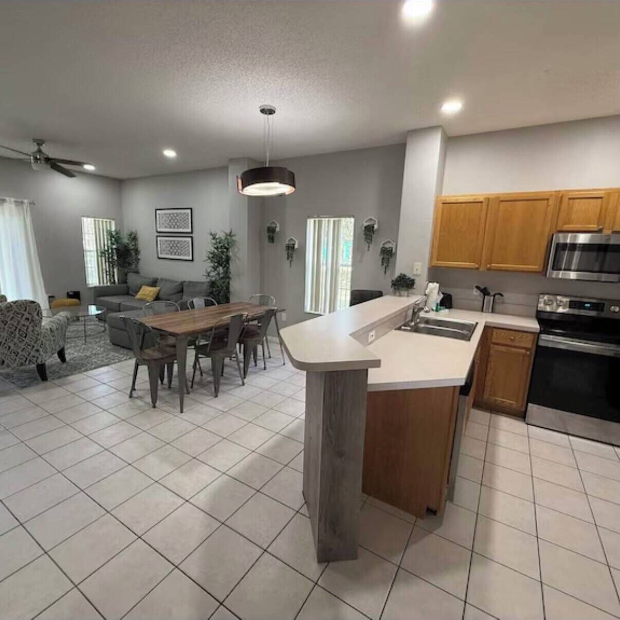 Kjøleskap, mikrobølgeovn, ovn og kokeplater