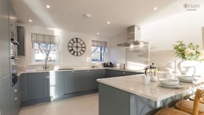 Private kitchen - Mill Village 71/72, Milly Cottage - Lakeside, Onsite Facilities, Pool, Sleeps 11 (Somerford Keynes)