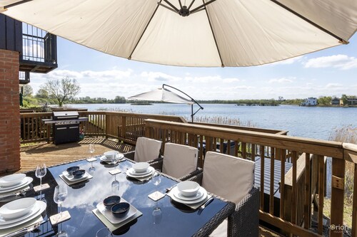 Milly Cottage on the prestigious Lower Mill Estate is a lovely 5-bedroom lakeside retreat overlookin