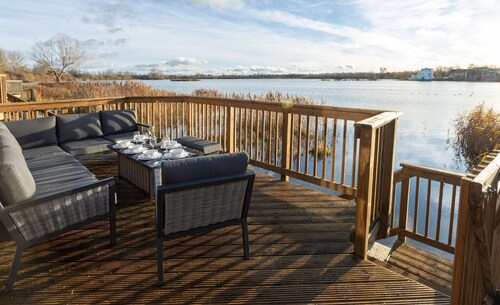 Milly Cottage on the prestigious Lower Mill Estate is a lovely 5-bedroom lakeside retreat overlookin