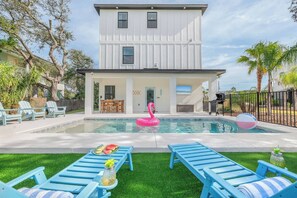 Outdoor pool - Pet-Friendly Beachside Family Stay with Mini Golf in St. Augustine (St. Augustine)