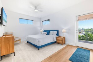 4 bedrooms, desk, iron/ironing board, travel cot - Pet-Friendly Beachside Family Stay with Mini Golf in St. Augustine (St. Augustine)
