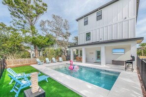 Outdoor pool - Pet-Friendly Beachside Family Stay with Mini Golf in St. Augustine (St. Augustine)