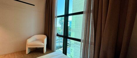 Escritorio, tabla de planchar con plancha, wifi gratis y ropa de cama