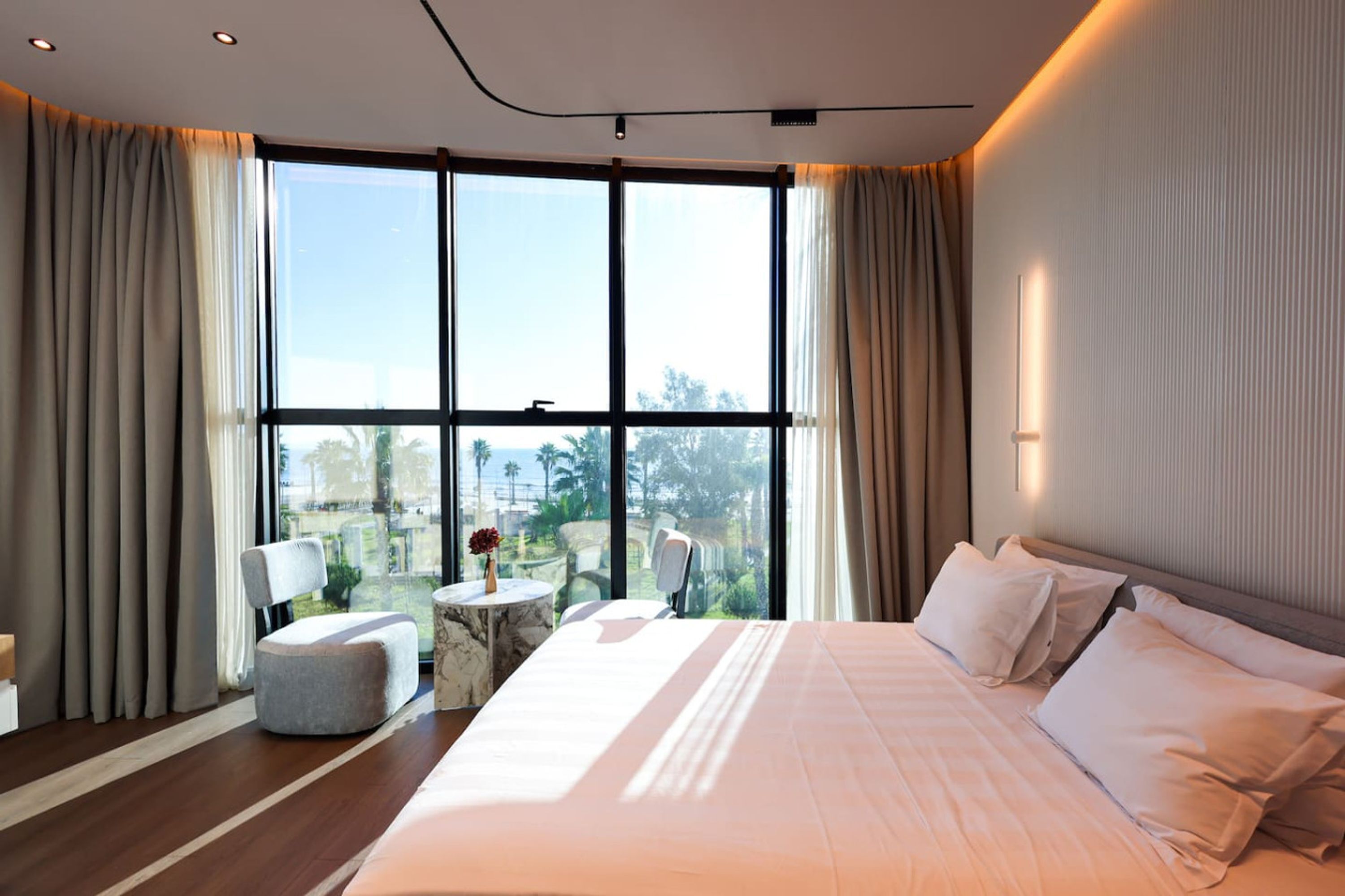 Skrivebord, strykejern/-brett, wi-fi (inkludert) og sengetøy