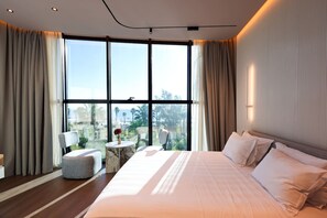 Escritorio, tabla de planchar con plancha, wifi gratis y ropa de cama