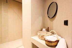 Sèche-cheveux, serviettes fournies