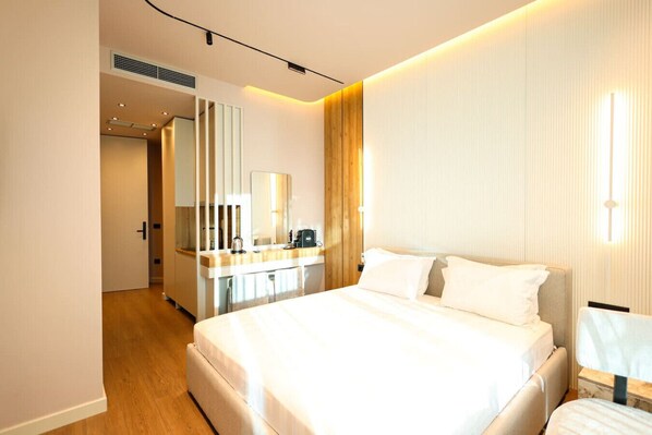 Escriptori, planxa i posts de planxar, wifi gratuïta i roba de llit