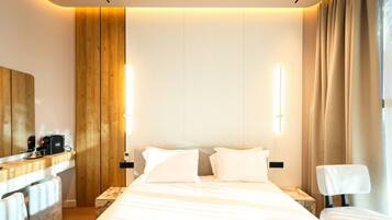 Escritorio, tabla de planchar con plancha, wifi gratis y ropa de cama