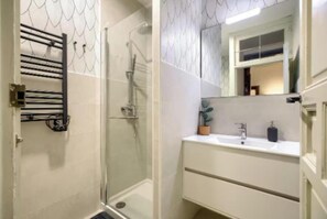 Hair dryer, towels, soap, shampoo - Spacious 4-Bedroom Family Apartment in La Latina with Balconies & Luxury Comfort (Madrid)