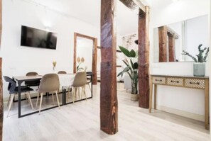 Dining - Spacious 4-Bedroom Family Apartment in La Latina with Balconies & Luxury Comfort (Madrid)