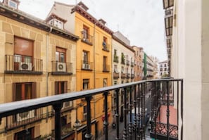 Property grounds - Spacious 4-Bedroom Family Apartment in La Latina with Balconies & Luxury Comfort (Madrid)