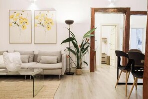 Smart TV - Spacious 4-Bedroom Family Apartment in La Latina with Balconies & Luxury Comfort (Madrid)