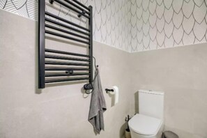 Hair dryer, towels, soap, shampoo - Spacious 4-Bedroom Family Apartment in La Latina with Balconies & Luxury Comfort (Madrid)
