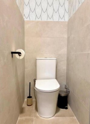 Hair dryer, towels, soap, shampoo - Spacious 4-Bedroom Family Apartment in La Latina with Balconies & Luxury Comfort (Madrid)