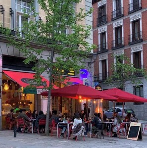 Outdoor dining - Spacious 4-Bedroom Family Apartment in La Latina with Balconies & Luxury Comfort (Madrid)