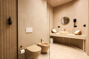 Hårføner og håndklær