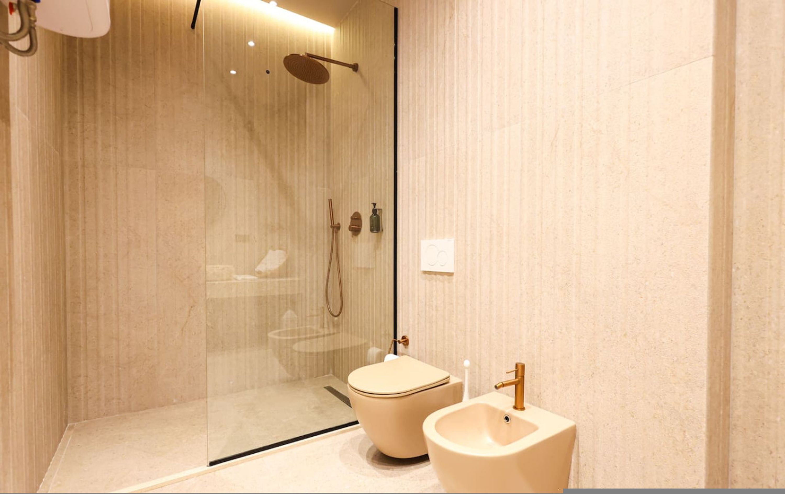 Een haardroger, handdoeken