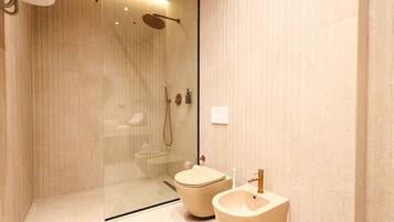 Een haardroger, handdoeken