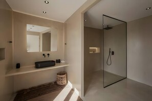 Suihku, hiustenkuivaaja, pyyhkeet