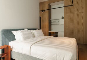 Een bureau, een strijkplank/strijkijzer, gratis wifi, beddengoed