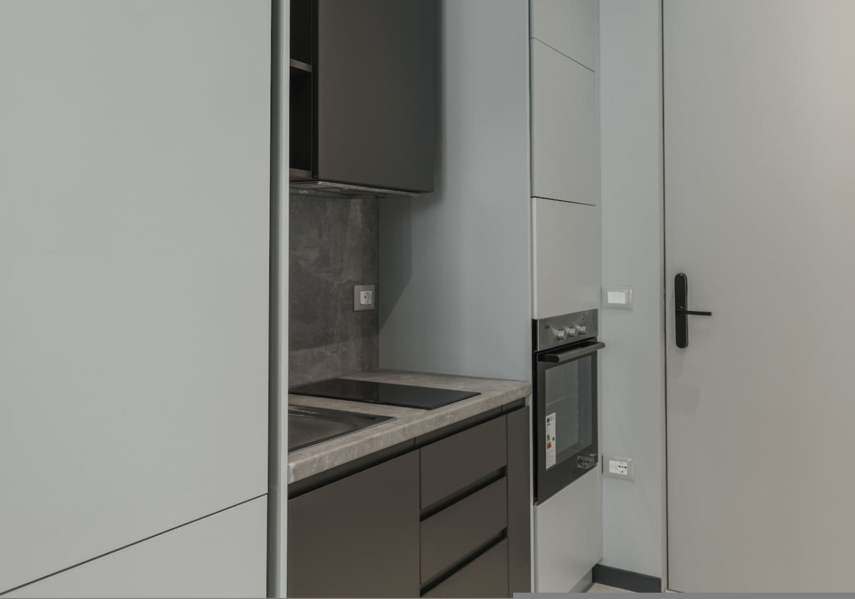 Een koelkast, een oven, een kookplaat, een koffiezetapparaat/waterkoker