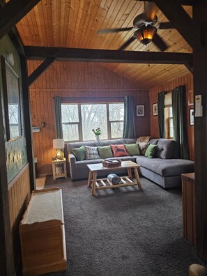TV, DVD player - River Rail Retreats Deluxe Cabin with whirlpool jacuzzi at Palisades (Savanna)