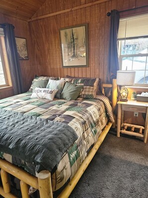 1 bedroom, iron/ironing board, bed sheets - River Rail Retreats Deluxe Cabin with whirlpool jacuzzi at Palisades (Savanna)