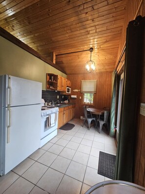 Fridge, microwave, oven, stovetop - River Rail Retreats Deluxe Cabin with whirlpool jacuzzi at Palisades (Savanna)
