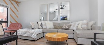 Cozy 2-bedroom river walk townhome in superb South Bend with AC