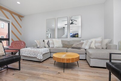 Cozy 2-bedroom river walk townhome in superb South Bend with AC